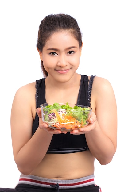 Niña bonita con ensalada de verduras frescas