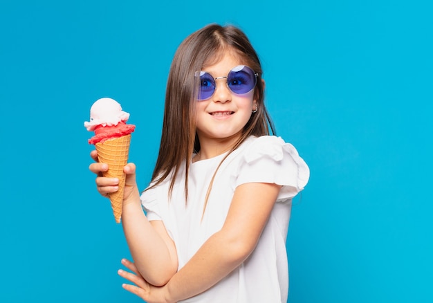 niña bonita expresión feliz y sosteniendo un helado