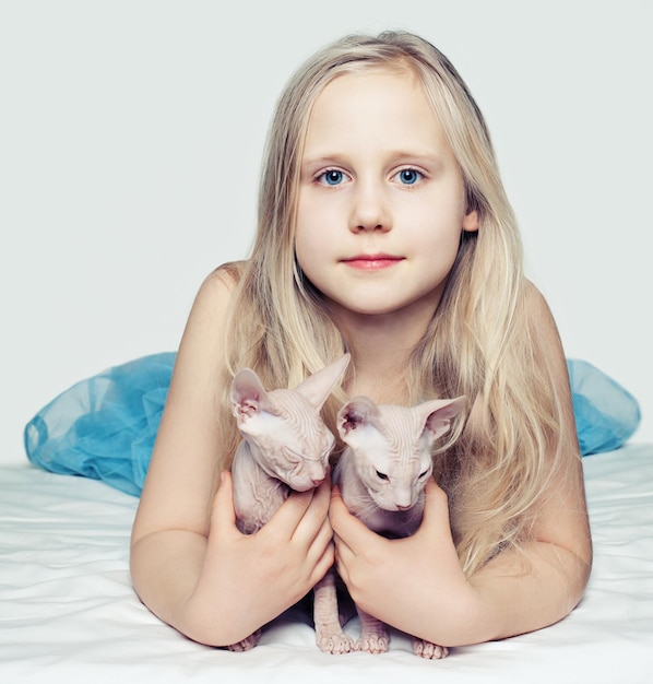 Niña bonita con gatito sin pelo