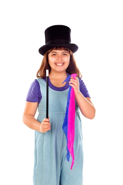 Niña bonita haciendo magia con un sombrero de copa y una varita mágica