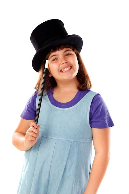 Niña bonita haciendo magia con un sombrero de copa y una varita mágica