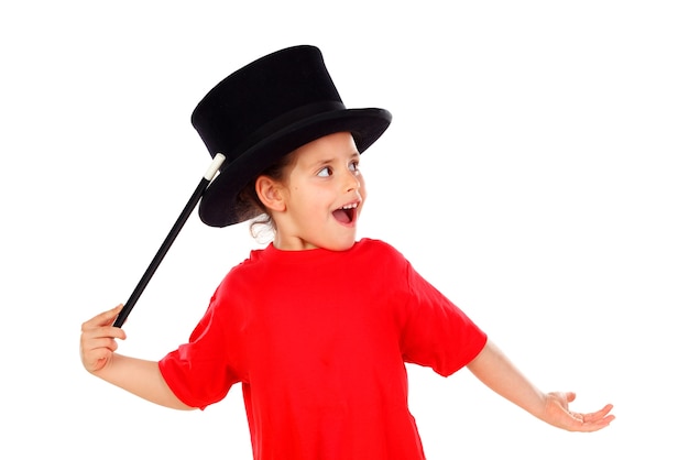 Niña bonita haciendo magia con un sombrero de copa y una varita mágica