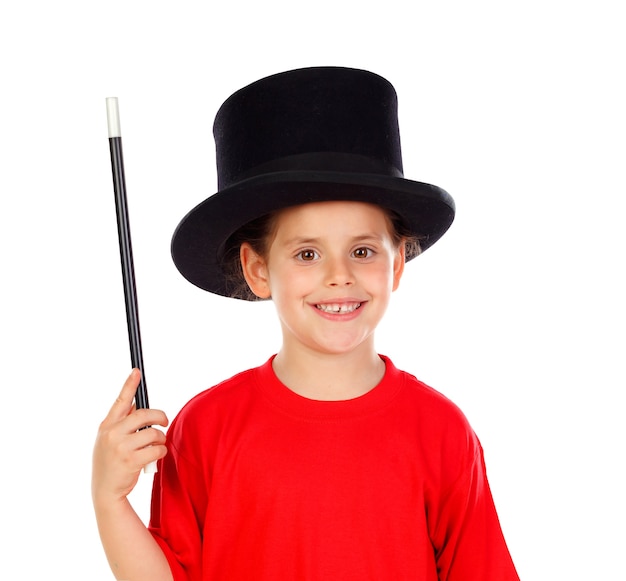 Niña bonita haciendo magia con un sombrero de copa y una varita mágica