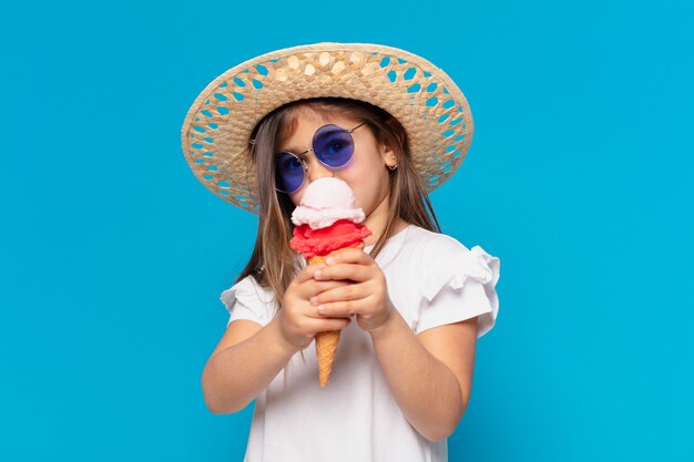 Niña bonita con un helado