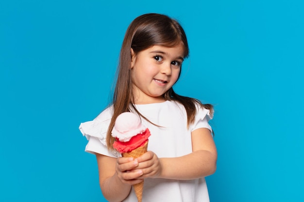 niña bonita con un helado