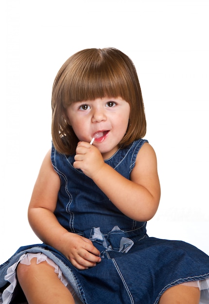 Niña bonita con una paleta