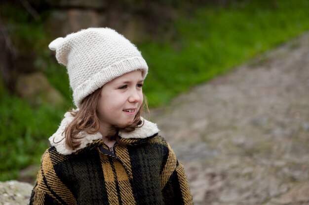 Niña bonita en un parque en invierno