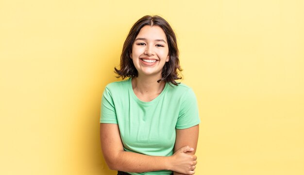 Niña bonita riendo tímidamente y alegremente, con una actitud amistosa y positiva pero insegura.