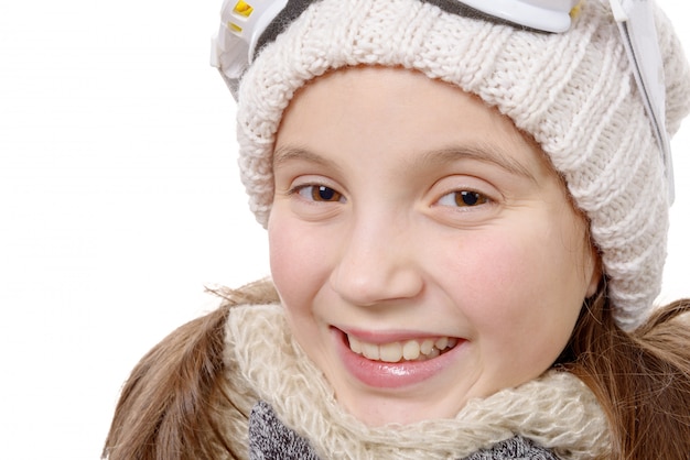 Niña bonita con ropa de invierno