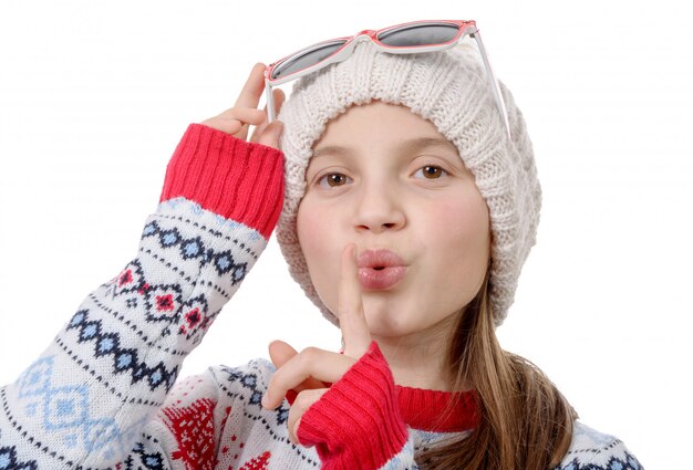 Niña bonita con ropa de invierno