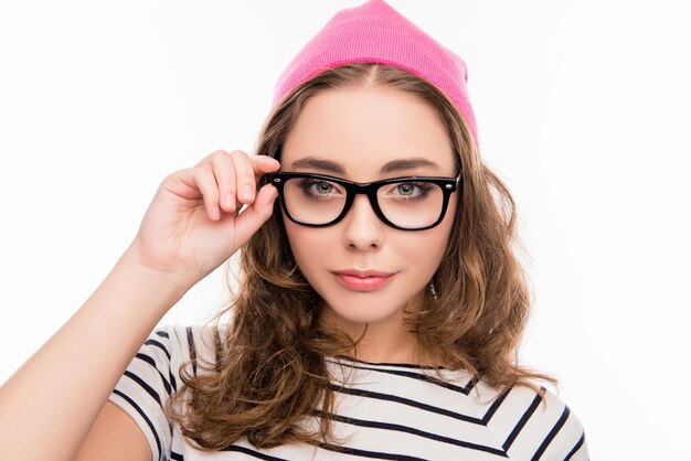 niña bonita con sombrero tocando sus gafas