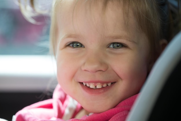 Niña bonita sonriendo