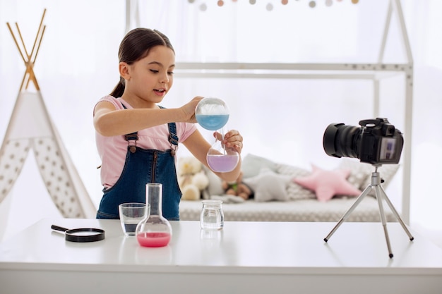 Niña bonita tomando con su audiencia frente a la cámara