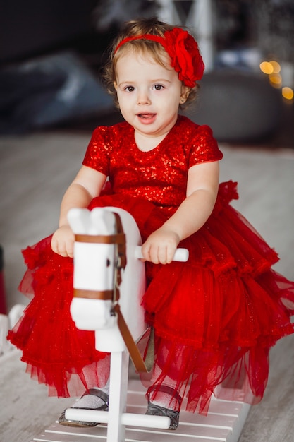 Niña bonita en vestido rojo se ve gracioso