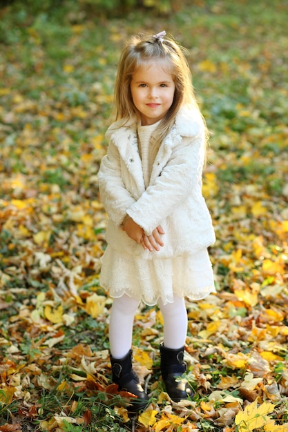 Niña en el bosque de otoño