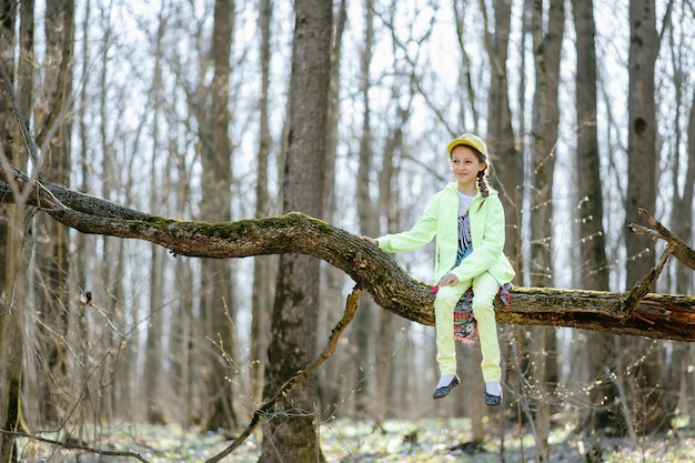 Niña en el bosque