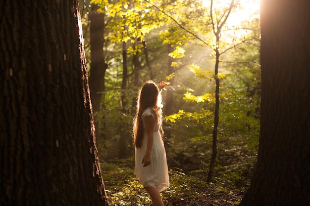 niña en el bosque