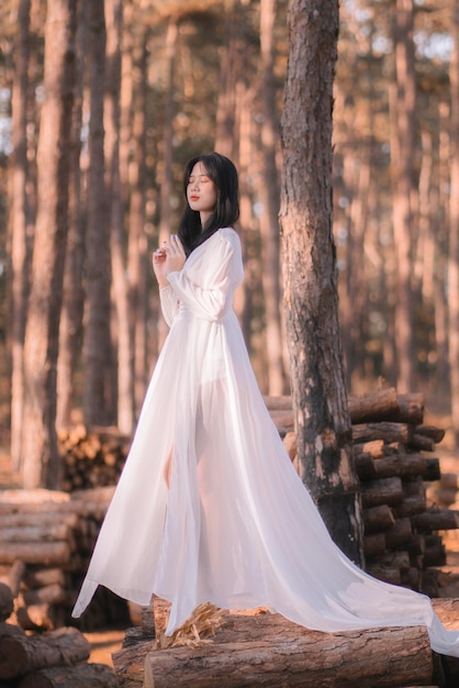 Niña en el bosque