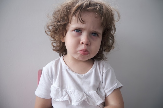 Niña brasileña haciendo cara enojada a la cámara.