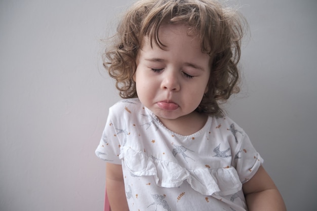 Niña brasileña haciendo cara triste a la cámara