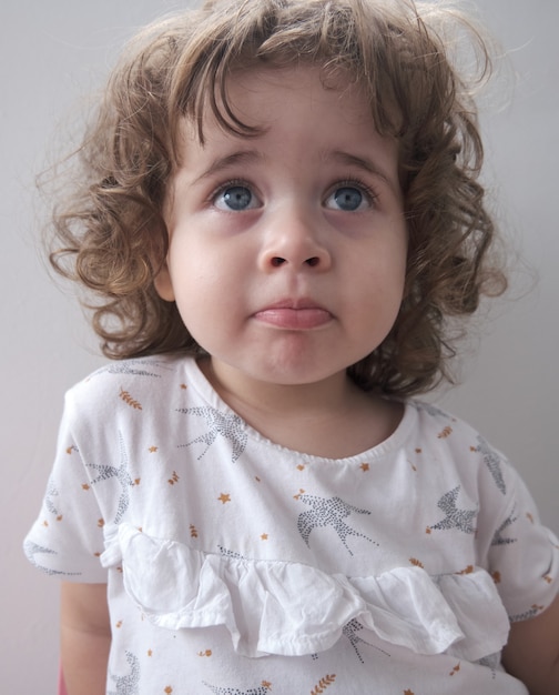 Niña brasileña haciendo pose para la cámara.