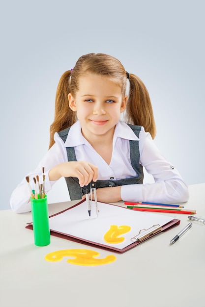 Una niña con brújula de dibujo