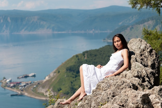 La niña de Buryat aparición en el lago Baikal.