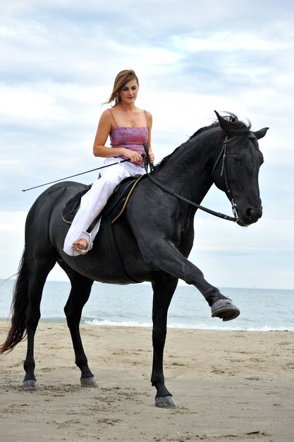 Niña y caballo en la playa