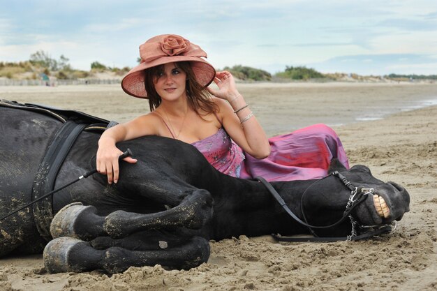 Niña y caballo en la playa