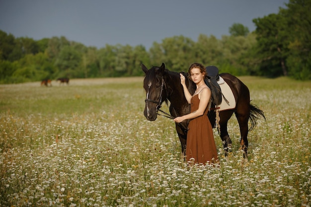 Una niña con un caballo, un vestido marrón, un hombre en la naturaleza con un animal.