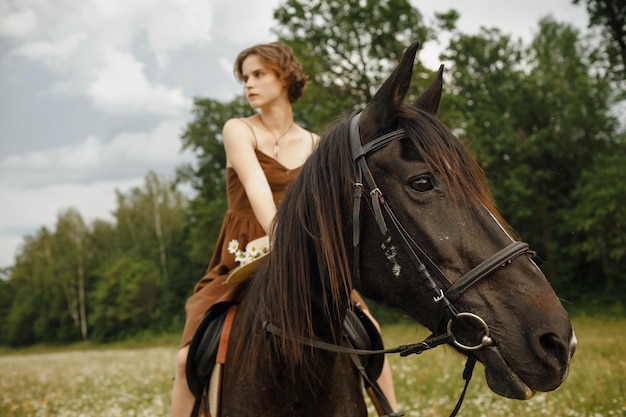 Una niña con un caballo, un vestido marrón, un hombre en la naturaleza con un animal.