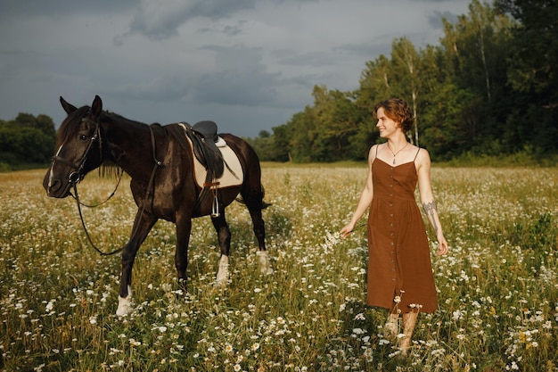 Una niña con un caballo, un vestido marrón, un hombre en la naturaleza con un animal.