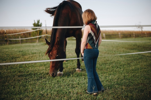 Niña y caballo