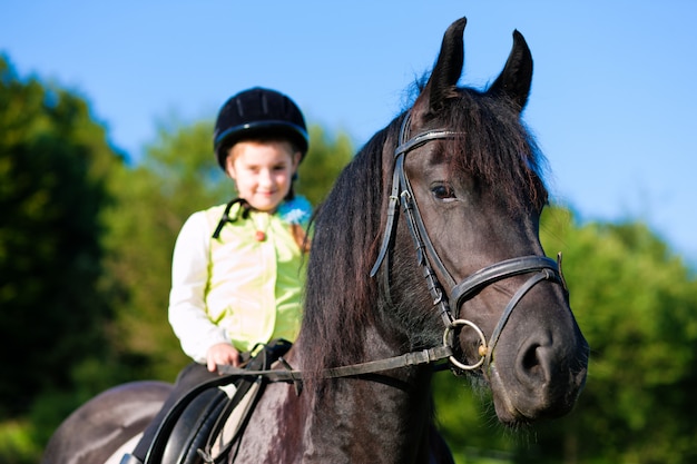 Niña con caballo