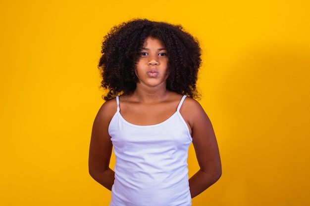 Niña con cabello africano sonriendo a la cámara