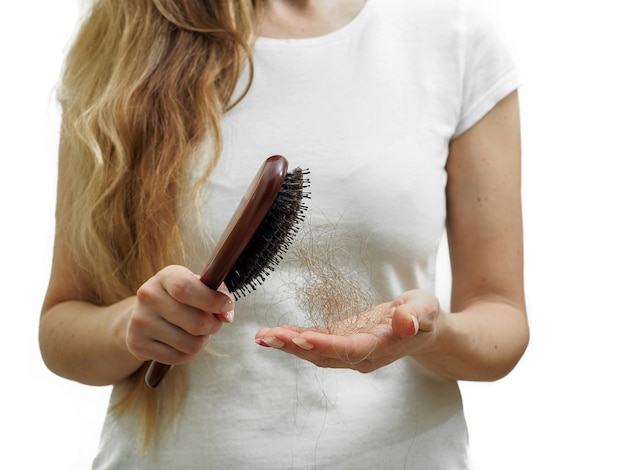 Una niña con cabello largo y blanco trenza una trenza Cuidado del cabello largo y tratamiento para la pérdida del cabello después de covid