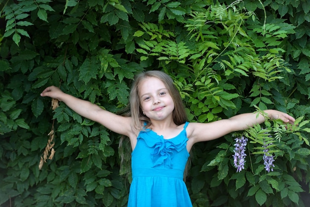 Niña con cabello largo en paisaje natural, belleza. Niño vestido de verano en paisaje natural, moda. Belleza, moda, peinado.