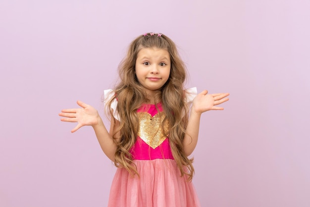 La niña de cabello rizado está muy sorprendida. fondo aislado. Copie el espacio.