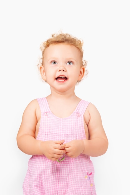 niña con cabello rizado sobre un fondo claro