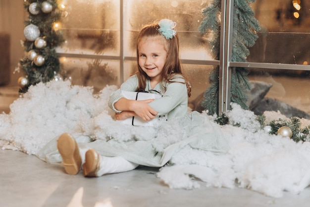 Niña con caja de Navidad. celebrar el año nuevo