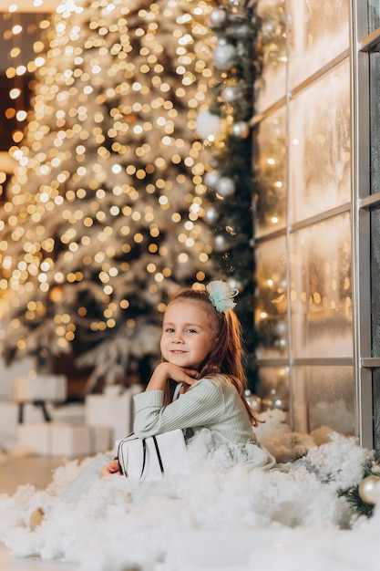 Niña con caja de Navidad. celebrar el año nuevo