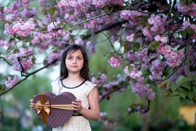 Niña con caja presente