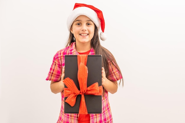 Niña con caja de regalo de navidad