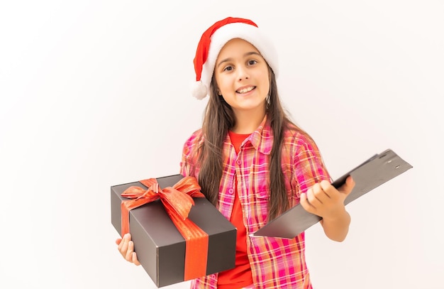 Niña con caja de regalo de navidad