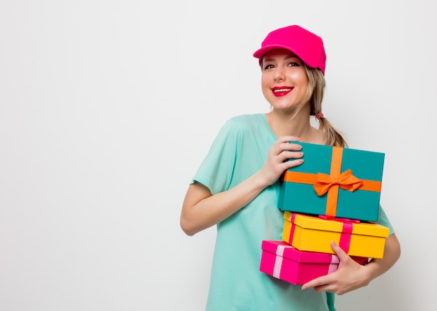 niña con caja de regalo de vacaciones