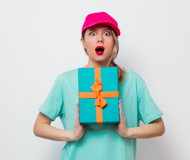 niña con caja de regalo de vacaciones