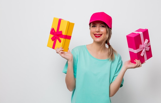 Foto niña con caja de regalo de vacaciones