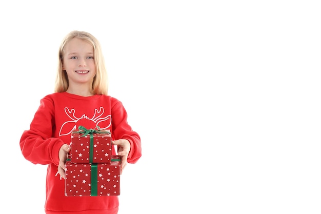 Niña con cajas de Navidad aislado sobre fondo blanco.