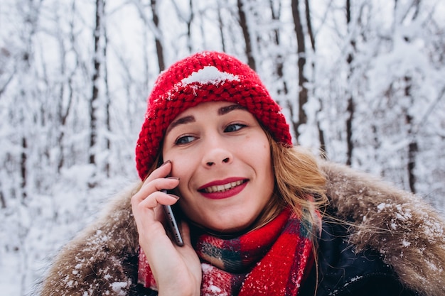 Una niña camina en un bosque nevado de invierno