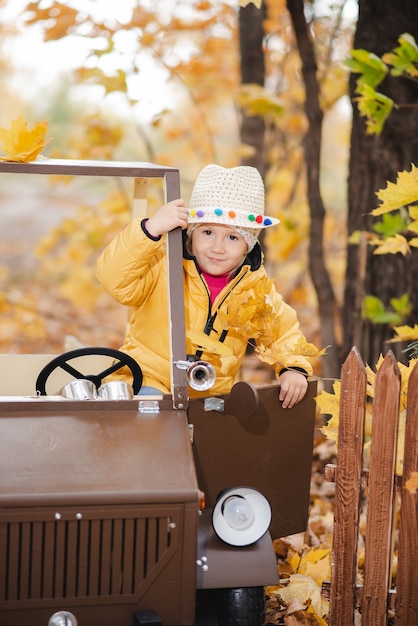 Una niña camina en el parque de otoño.